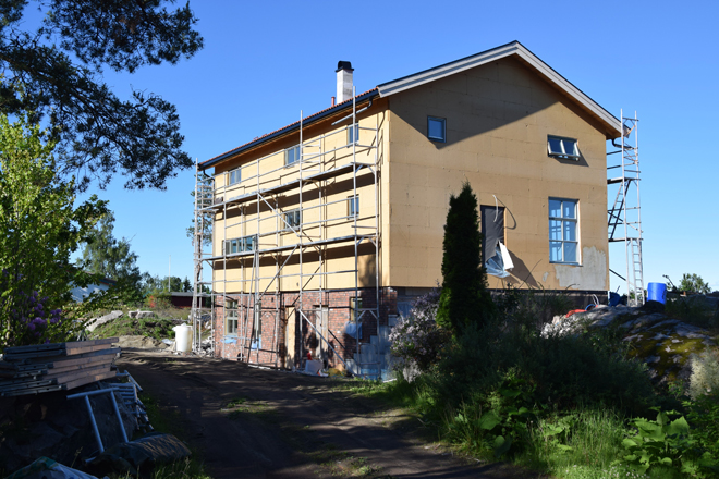 Murhus bygd med halmelementer